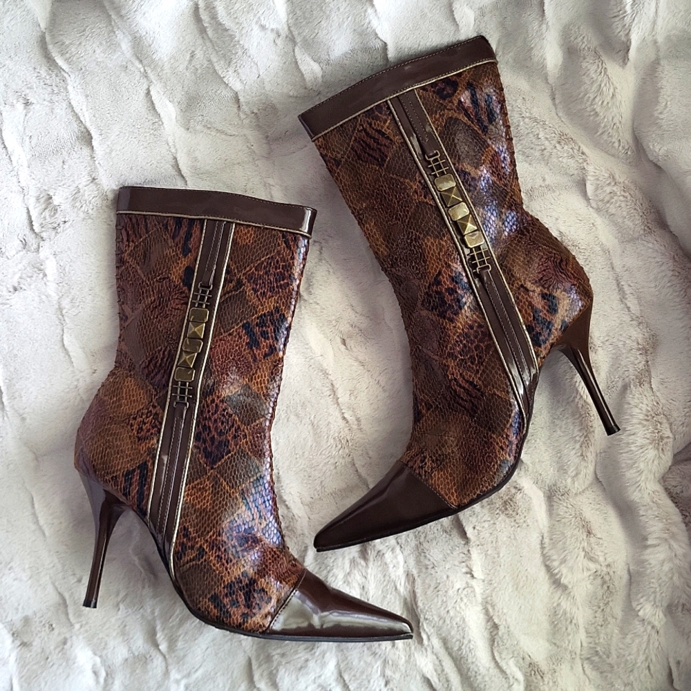 Wild Rose Spira 114 Pointy Toe Faux Snakeskin & Extra Charm Heeled Boots | Sz 9